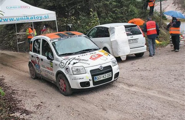 Primorca Jernej Fakin in Niko Volčič sta s fiatom pando postala zmagovalca sezone DP v diviziji 1