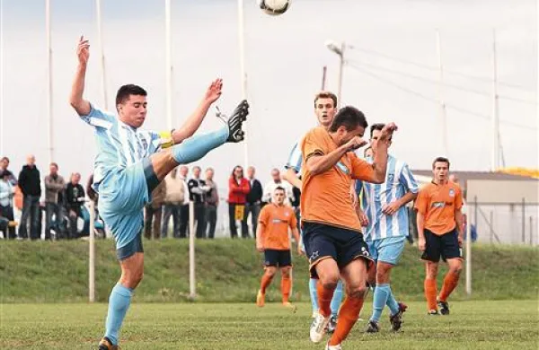 Dekanska obramba je bila sicer čvrsta, a je naposled padla, ob kapetanu Jadrana Janu Pečniku (levo) je prvi strelec lige Elvis Šahinović