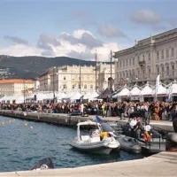 Tržačani in drugi obiskovalci so napolnili mestne pomole