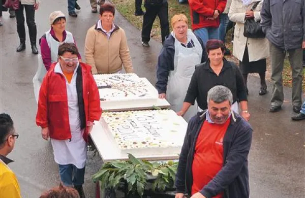 “Slikajte enkrat tudi tistega, ki je pri ojesu, ne samo torte,” so  rodiške gospodinje nakazale, kako je pri  prireditvi, ki jo v celoti izpeljejo prostovoljci, pomemben vsak člen 