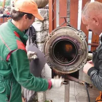 “Ja, malo se res bojimo, da nam bo kdo ukradel patent,” priznavajo rodiški možje, ki so “izumili” pečenje kostanja v bobnih  odsluženih  pralnih strojev
