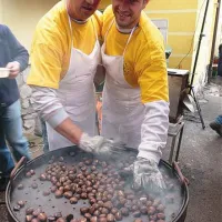 “Midva pečeva na tem; tam gori pa v “bobnih”, po našem so boljši ti naši; če ne verjamete, pa poskusite oboje;” sta dilemo o tehniki pečenja razbila domačina