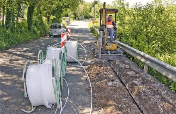 Glede tras občina teži k temu, da čim več gradenj poteka po javnih površinah. A kljub temu naleti tudi na zasebna zemljišča. In v sežanski občini so po njih ponekod kopali kar brez soglasja lastnikov. 