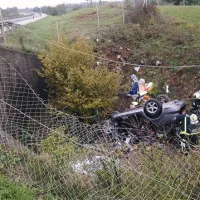 Voznik je z avtoceste zapeljal na delu, kjer ni odbojne ograje, in končal v useku