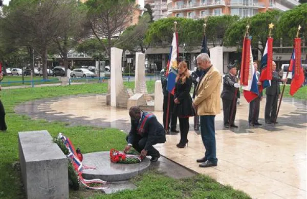 Ob piranskem občinskem prazniku, ki ga obeležujejo v spomin na ustanovitev prvega mornariškega odreda leta 1944, so v Portorožu položili vence na spomenik padlih partizanskih pomorščakov
