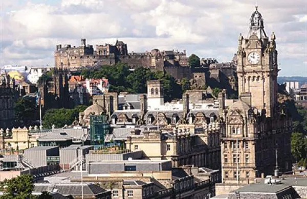 Britanski premier David Cameron in njegov škotski kolega Alex Salmond sta danes v Edinburghu podpisala dogovor o referendumu o škotski neodvisnosti
