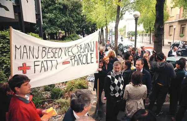 Uslužbenci slovenskih ustanov v Italiji so s protestno manifestacijo opozorili na nevzdržno stanje ustanov