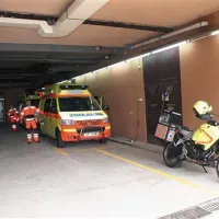 Pred prostori PHE  parkirajo reševalna vozila, tu jih polnijo čistijo, polnijo aparature v njih, prostora je dovolj tudi za motor za reševalca 
