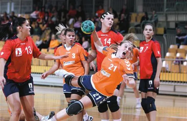 Rokometašice ŽURD Koper (v oranžnih dresih) so bile učinkovitejše od Burje 