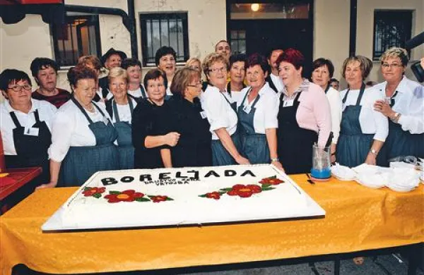Članice Društva žena Vrtojba so obiskovalce  presenetile s torto-velikanko, ki je tehtala kar 30 kilogramov 