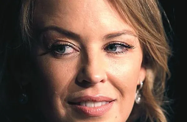 Programski direktor festivala Simon Popek je izpostavil film Holy Motors Leosa Caraxa, v katerem je nastopila tudi Kyle Minogue
