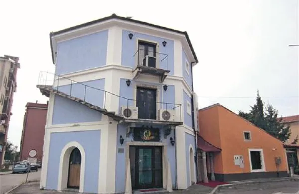 Kulturni spomenik prve kategorije Polajev stolp: sprednja vrata so vhod v dnevni bar Žaba, stranska vrata z nadstreškom in stebrički (ob oranžni stavbi)  pa v nočni klub Faraon, ki je tudi v stolpu