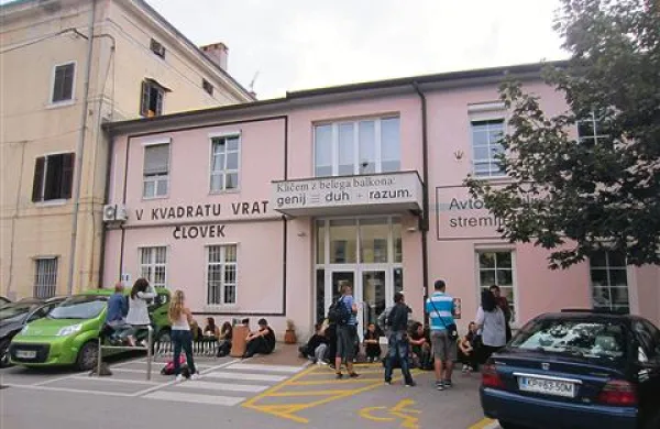 Končno besedo o tem, ali bo  Magdalena Svetina Terčon postala ravnateljica Kosovelove knjižnice, bodo  imeli občinski svetniki občin Sežana, Divača, Komen in Hrpelje-Kozina 