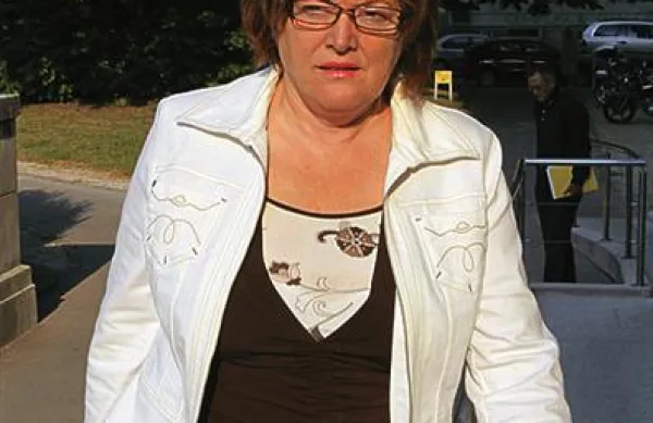 Po neuradnih informacijah ima Hilda Tovšakova težave s srcem in ni zmožna spremljati obravnave