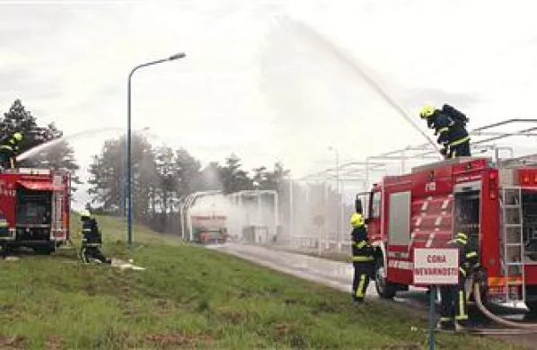 Gasilci so pogasili cisterno in ohladili rezervoarje s plinom
