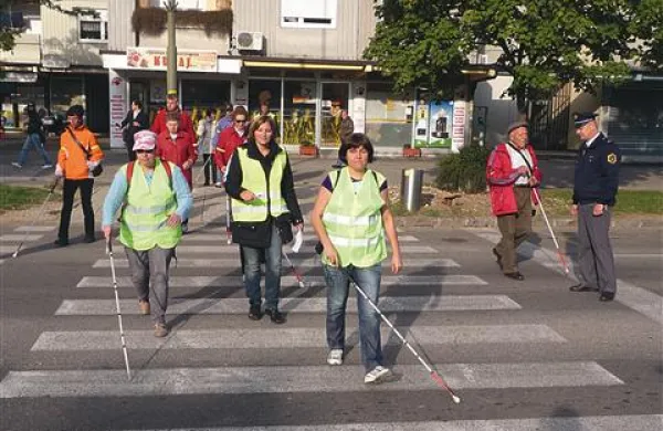 Slepi in slabovidni  bodo z varnimi potmi imeli bolj enostaven in varen dostop do javnih ustanov 