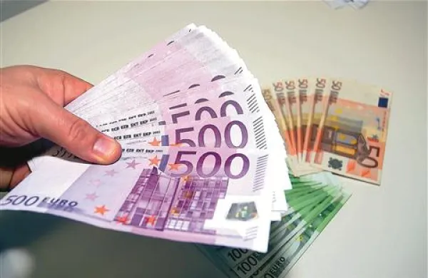 Italijan je denar, ki so ga družbe iz Italije in Francije nakazovale na slovenske banke, dvigoval v gotovini