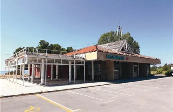 Tudi nekdanji Kompasov kompleks na Lazaretu tik ob morju je na seznamu za prodajo 