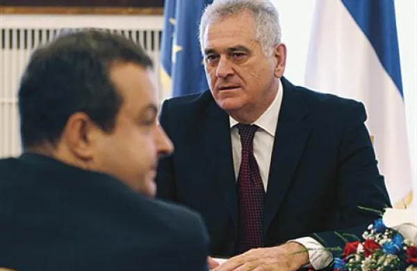 Če bodo v Bruslju vztrajali, da mora Beograd priznati neodvisnost Kosova, bo Srbija odstopila od svojega cilja članstva v Evropski uniji, je izjavil srbski predsednik Tomislav Nikolić