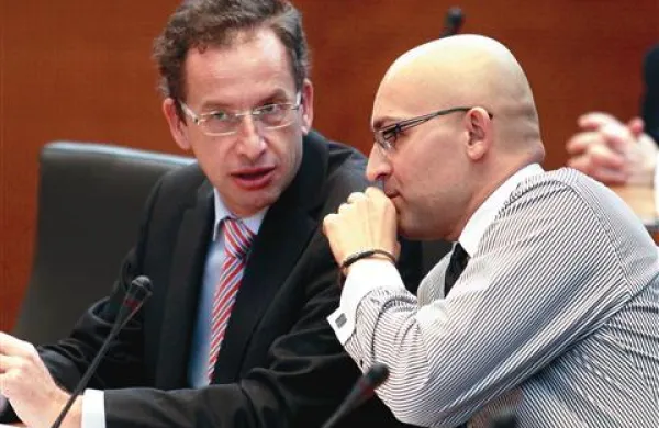 Minister Žiga Turk (na fotografiji z  v. d. direktorjem direktorata za visoko šolstvo Borutom Rončevičem) ni sprejel opozoril, da bi spremembe v visokem šolstvu pomenile politizacijo nacionalne agencije za kakovost v visokem šolstvu 