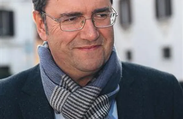 Ustavno sodišče je zavrglo dopolnjeno pobudo za začetek postopka za oceno ustavnosti četrtega člena novele zakona o poslancih, ki jo je podal nekdanji poslanec Zares Franco Juri