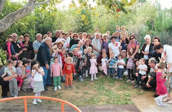Otroci  in vzgojiteljice vrtca “Giardino d'infanzia Delfino blu” iz Bertokov so organizirali praznovanje dneva nonotov