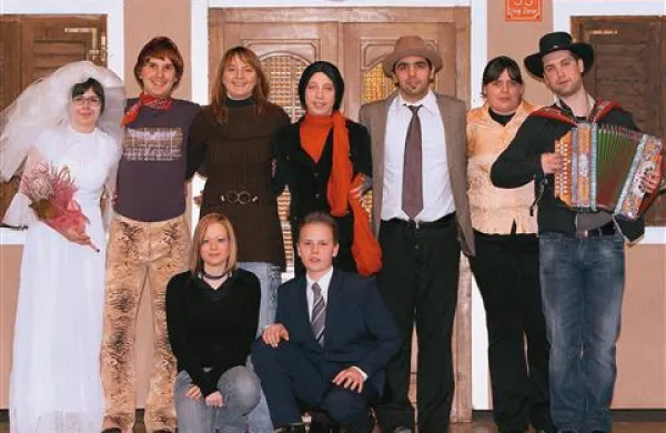 Komedijo Ohcet bo člani in članice Kulturnega društva Grad Dolnji Zemon igrajo z velikim veseljem 