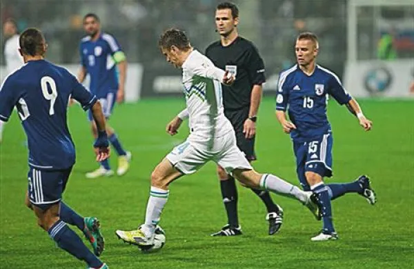 Zlatko Dedić na tekmi proti Albaniji ni bil prav dobro razpoložen (v belem, fotografija je s tekme proti Cipru)