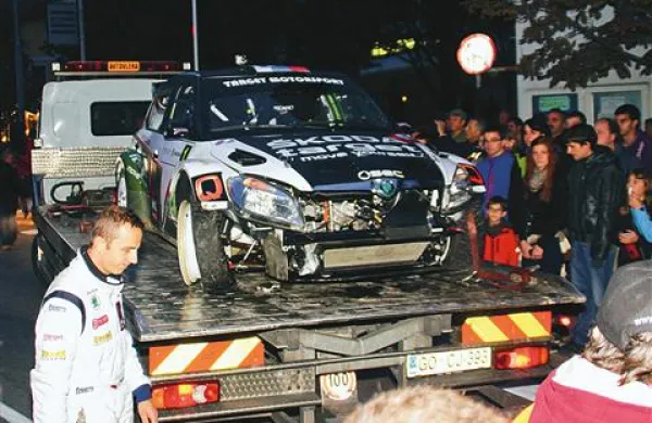 Zaradi “izleta” s ceste in poškodb je Humarjeva Škoda kmalu po startu rallyja Idrija končala na  kamionu vlečne službe