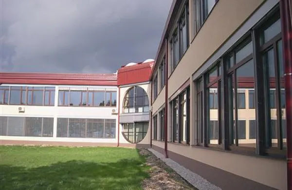 Na Šolskem centru Postojna so toplotno izolirali ovoj stavbe  in obnovili  streho 