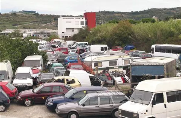 Odsluženih avtomobilov sredi industrijske cone je že malo morje