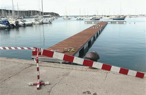 Nov plavajoči pomol so si za zdaj prilastili galebi. V  prihodnjih dveh tednih pa ga bodo zasedli  potapljači.