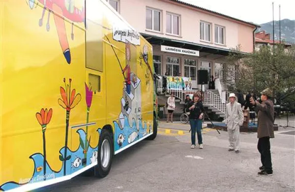 Po dobrem mesecu poskusnega delovanja je  na pot po ajdovski in vipavski občini  uradno  odpeljal  novi bibliobus Lavričeve knjižnice