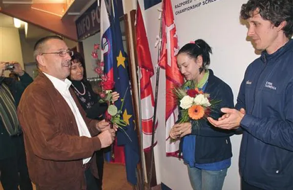 V ponedeljek zvečer so po 24-urnem potovanju in 11 urah časovne razlike v kotalkarski dvorani v Renčah domačini dočakali prihod srebrne Lucije Mlinarič (druga z desne)