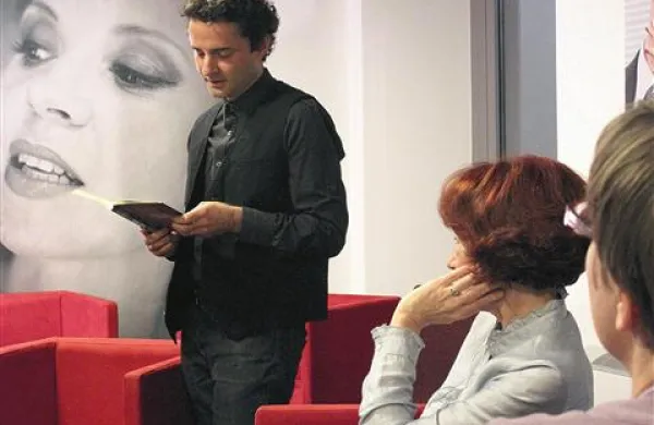 Neven Ušumović med branjem odlomka iz zbirke kratkih zgodb Rajske ptice