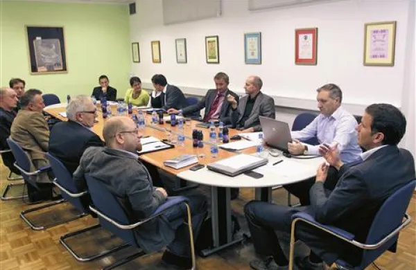 Denis Bele (desno) je  včeraj gostil devet direktorjev komunalnih podjetij
