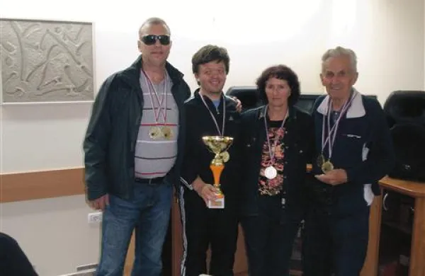 V ekipni konkurenci so  pokal za prvo mesto zasluženo dvignili domačini v postavi Safet Baltič, Tomaž Furlan in Dušan Petakovič (na fotografiji s trenerko Nevio Janovsky)