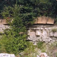 Preden so postavili nov zid, so bile na pobočju naravno lomljene kamnine