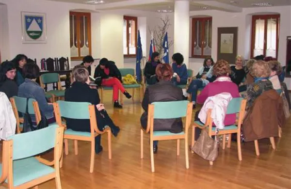 V Kobaridu so ustanovili bralni klub in na prvo srečanje povabili Manco Košir