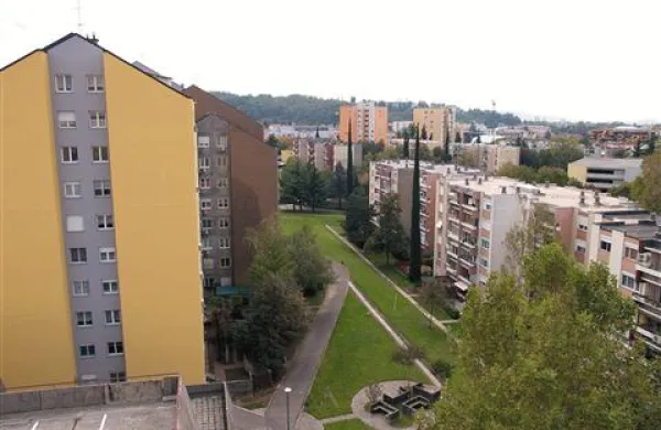 Del stanovalcev očita Kenog, da so fiksni stroški ogrevanja previsoki. Tam odgovarjajo, da je razmerje odvisno od porabe.   V blokih z obnovljenimi fasadami je, na primer,  je nižja. 