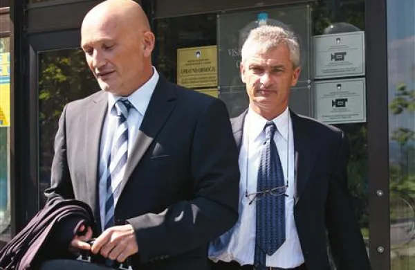 Klavdij Mally (desno) in njegov zagovornik Boštjan Penko se s sodbo višjih sodnikov, ki so potrdili zaporno kazen, ne strinjata in preučujeta nadaljnje možnosti