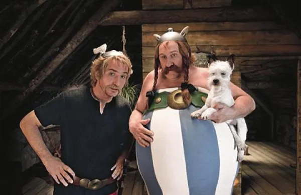 Edouard Baer v vlogi Asterixa in Obelix Gerard Depardieu