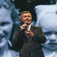 Boris Kopitar je z obiskovalci koncerta delil tudi fotografijo svoje mame in sebe pri enem letu starosti
