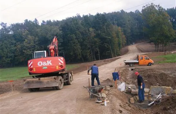         Delavci podjetja Godina urejajo vodne prepuste pred asfaltiranjem cestišča