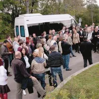 Včerajšnji obiskovalci Krasa, v ozadju avtobus za integralno povezavo med postajo in parkom 