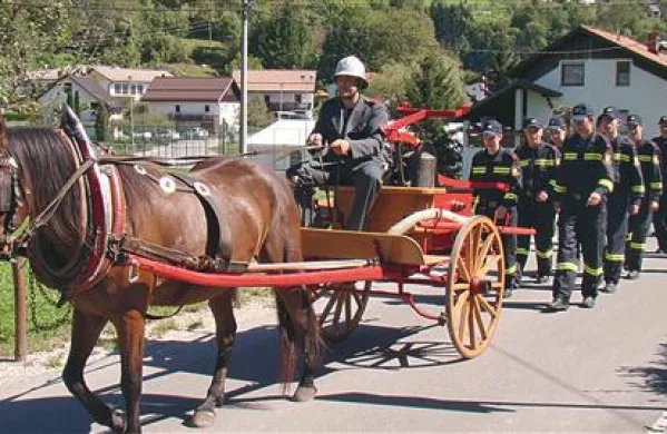 Gasilci z Drežniškega na prireditvah radi pokažejo obnovljeno brizgalno izpred prve svetovne vojne