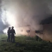 Ob prihodu gasilcev je bilo v plamenih že vsaj pol strehe