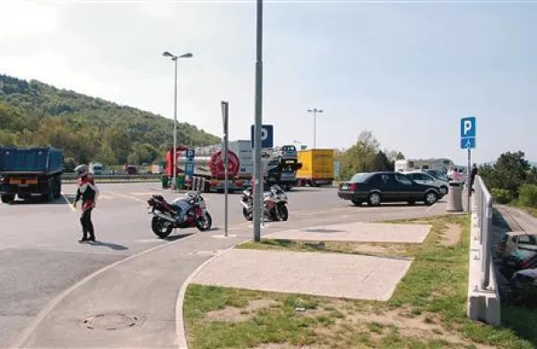 Beloruski voznik tovornjaka je na počivališču Ravbarkomanda doživel zelo neprijetno izkušnjo, pa še ovadba ga je doletela
