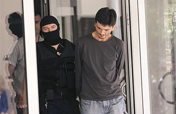 Šibeniško sodišče je voznika tovornjaka Dragana Paravinjo nepravnomočno obsodilo na 40 let zapora zaradi lanskega poskusa posilstva in umora 17-letne Antonije Bilić ter poskusa posilstva še enega dekleta leta 2010