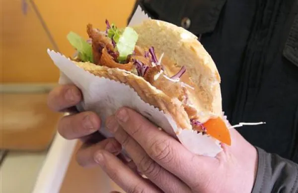 Kebabi, hamburgerji, pleskavice in ostala hitra hrana so priljubljeni zlasti pri mladih